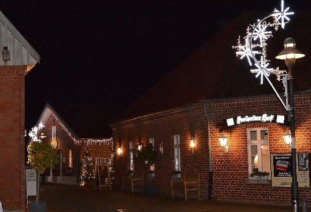 Der Weihnachtsmarkt steht vor der T&uuml;r und auch wir bereiten unseren sch&ouml;nen Biergarten und den Innenhof f&uuml;r Sie weihnachtlich vor. Lassen Sie sich &uuml;berraschen und kommen Sie mit einem hei&szlig;en Gl&uuml;hwein mit unserem Team ins Gespr&auml;ch. F&uuml;r Sitzpl&auml;tze in toller Atmosph&auml;re und Kaminw&auml;rme, bitten wir um Reservierung.