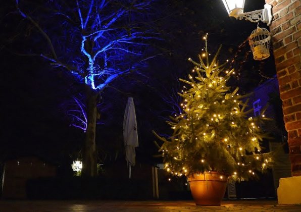 Der Weihnachtsmarkt steht vor der T&uuml;r und auch wir bereiten unseren sch&ouml;nen Biergarten und den Innenhof f&uuml;r Sie weihnachtlich vor. Lassen Sie sich &uuml;berraschen und kommen Sie mit einem hei&szlig;en Gl&uuml;hwein mit unserem Team ins Gespr&auml;ch. F&uuml;r Sitzpl&auml;tze in toller Atmosph&auml;re und Kaminw&auml;rme, bitten wir um Reservierung.