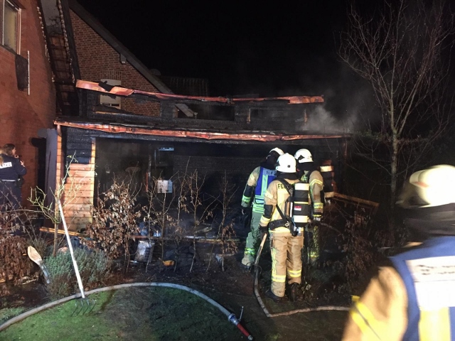 Gartenlaub steht in Flammen in Raesfeld-Erle 