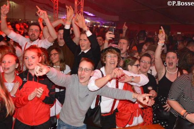 Super Stimmung im Festzelt bei der gro&szlig;en RCV Party Schr&auml;glage 5.0 mit Peter Wachel