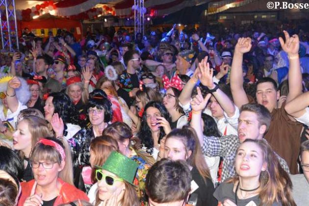Super Stimmung im Festzelt bei der gro&szlig;en RCV Party Schr&auml;glage 5.0 mit Peter Wachel