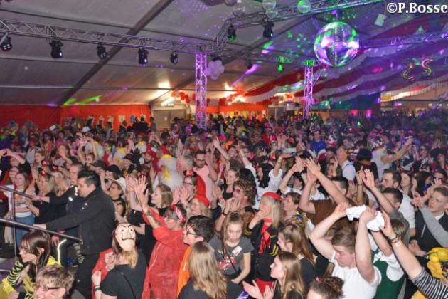 Super Stimmung im Festzelt bei der gro&szlig;en RCV Party Schr&auml;glage 5.0 mit Peter Wachel