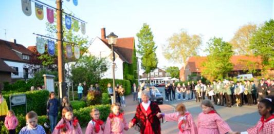 Maikranz aufhängen Raesfeld-Erle 2019