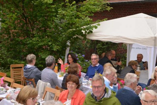 Zu einem gem&uuml;tlichen Freiluft-Fr&uuml;hst&uuml;ck der B&uuml;rgerstiftung REH trafen sich am Sonntagvormittag Familien, Vereine und Stammtische aus Raesfeld, Erle und Homer unter dem Motto &bdquo;Tischlein deck dich&ldquo; an der Alten Schule in Homer.