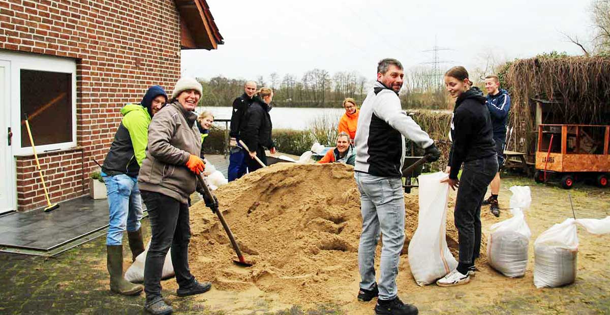 Anwohner-im-Einsatz-gegen-Hochwasser-Fährstraße-in-Schermbeck