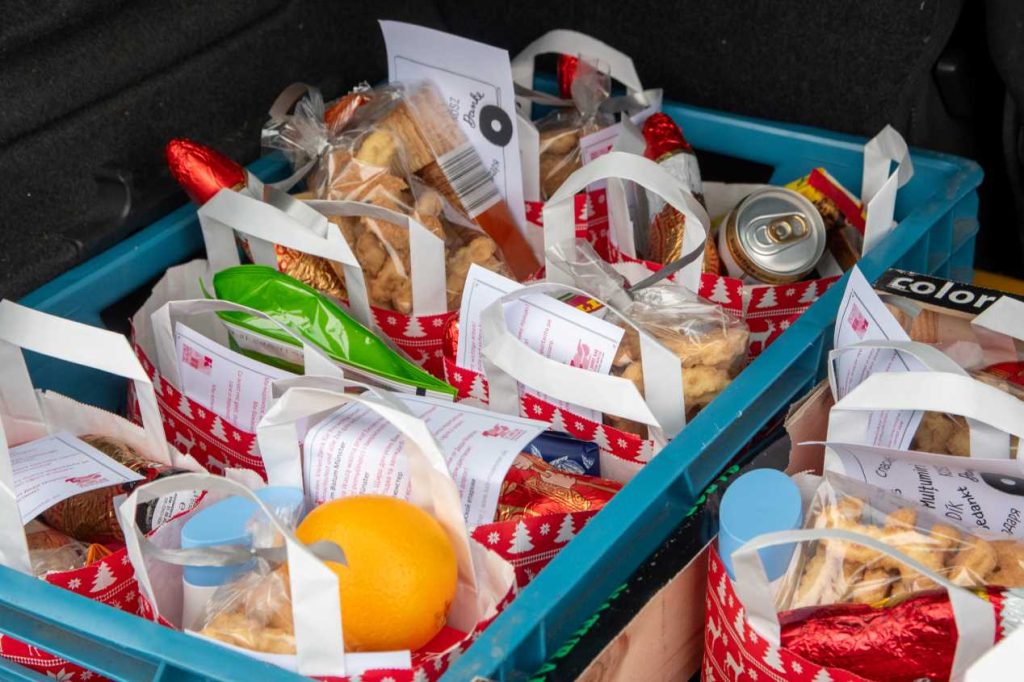 Bischof Genn verteilt Nikolaustüten an LKW Fahrer