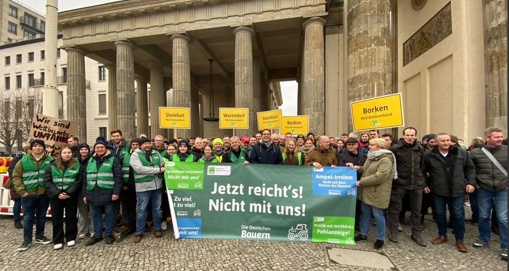 Kundgebung vor dem Brandenburger Tor: Rund 400 Landwirtinnen und Landwirte aus Westfalen-Lippe zeigen in Berlin Flagge