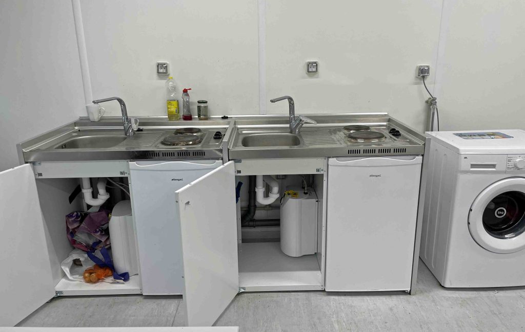 Küchenbereich in einem Flüchtlingscontainer