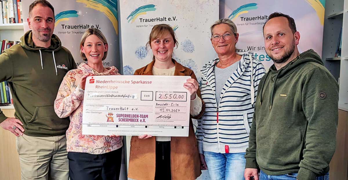 Spendenübergabe-Superheldenteam-an-TrauerHalt-Erle