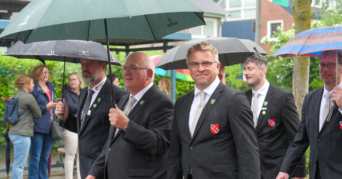 Erler-Schützen-bei-der-Parade-in-Holsterhausen-Dorf