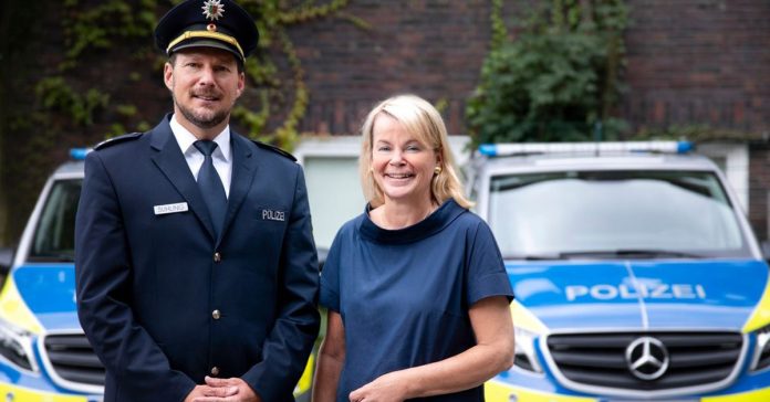 Polizeipräsidentin Friederike Zurhausen begrüßt Polizeioberrat Daniel Sühling