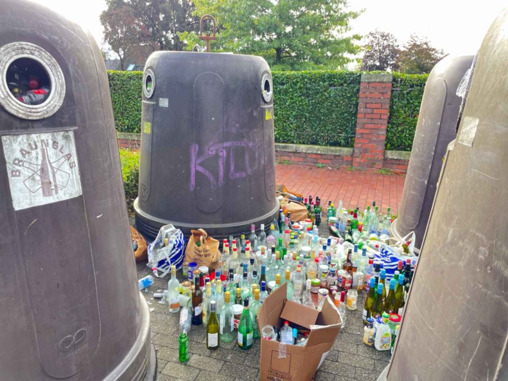 Volle-Glascontainer-Raesfeld-Rathaus