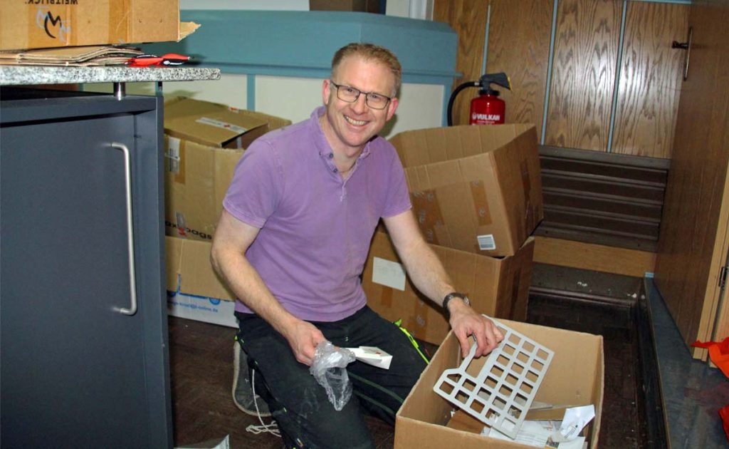 Einpacken, auspacken. Vorsitzender Michael Weddeling half kräftig mit