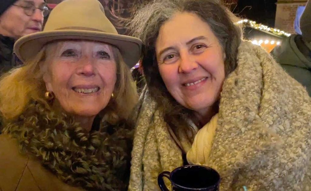 Besucherinnen aus Den Haag auf dem Adventsmarkt in Raesfeld