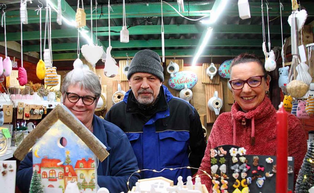 Ehepaar Schreiber auf dem Adventsmarkt für einen guten Zweck