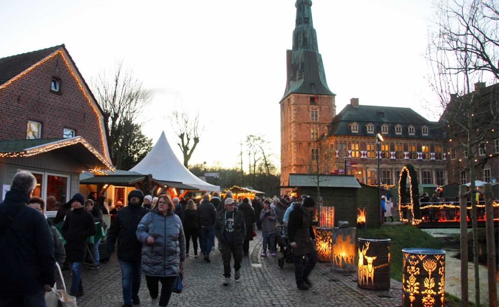 Lichtertonnen von Ann Katrin Böckenhoff auf dem Adventsmarkt Raesfeld