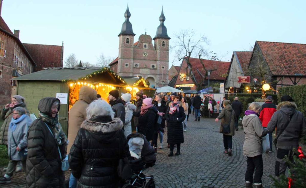 Viele Besucher auch in der Freiheit von Schloss Raesfeld