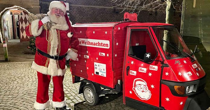 Weihnachtsmann auf dem Adventsmarkt am Schloss Raesfeld