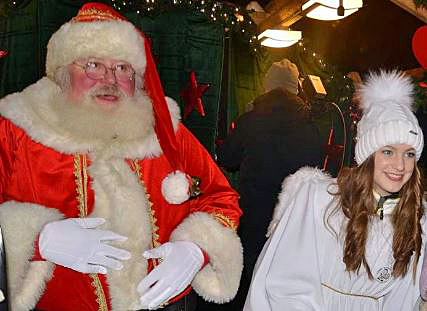Weihnachtsmann trifft Weihnachtsengel.