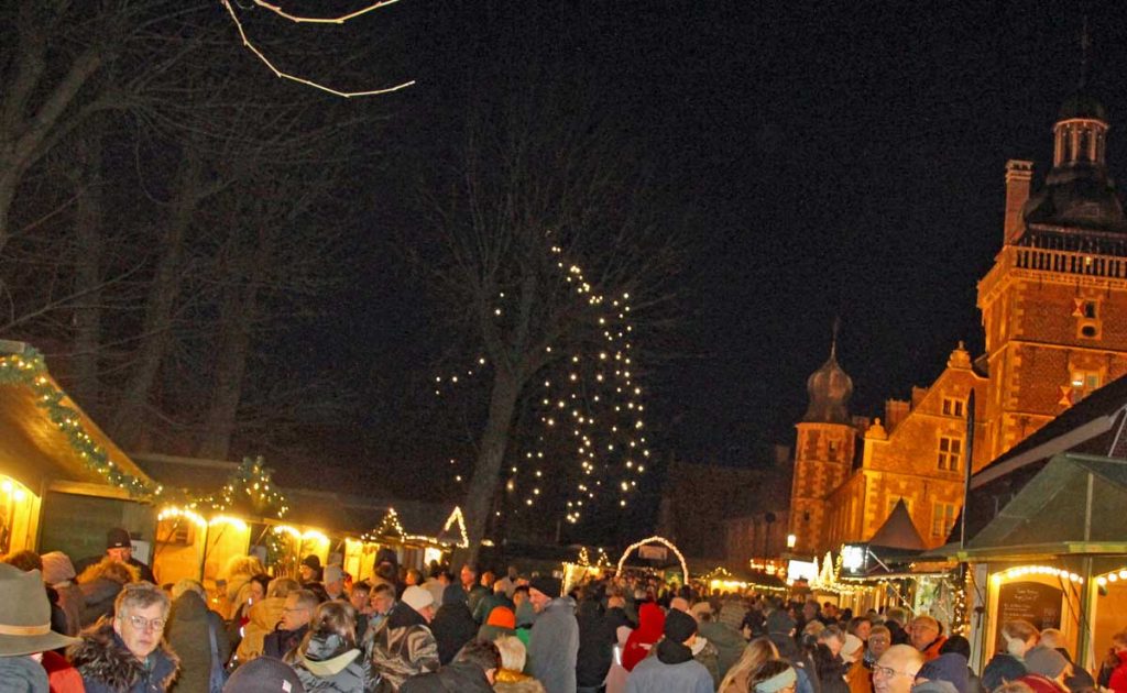 Zahlreiche Besucher kamen zum Adventsmarkt Schloss Raesfeld 2024