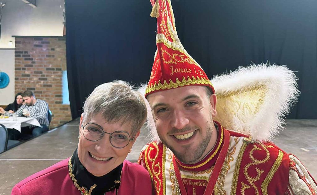 Gabriele Hüging von den Fun Generation und Karnevalsprinz Jonas Strothmann
