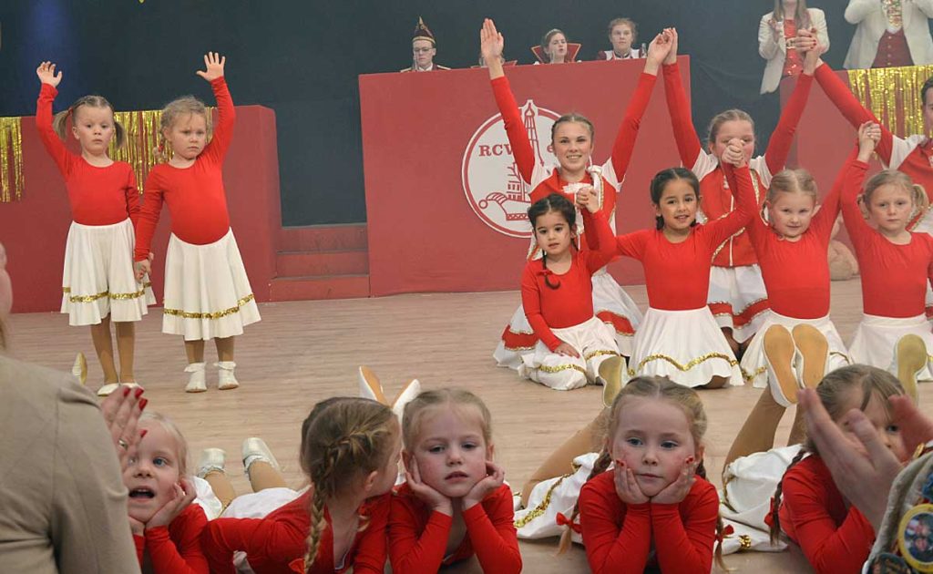 Kleine Gardetänzerin beim Kinderkarneval in Raesfeld vom RCV 2025