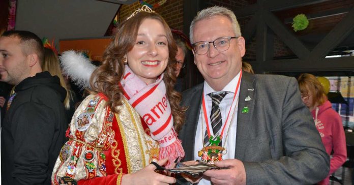 Rathaussturm Prinzessin Kristin I. schneidet Bürgermeister Martin Tesing die Krawatte ab
