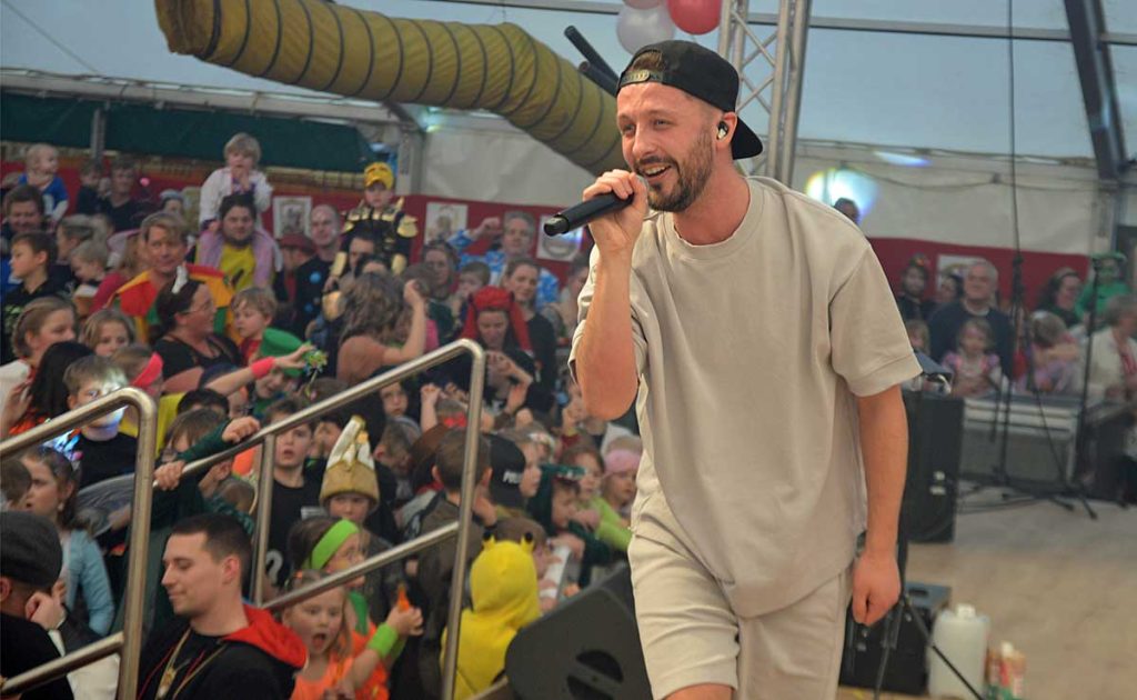 Sänger Nilsen rockte das Festzelt beim Kinderkarneval in Raesfeld 2025