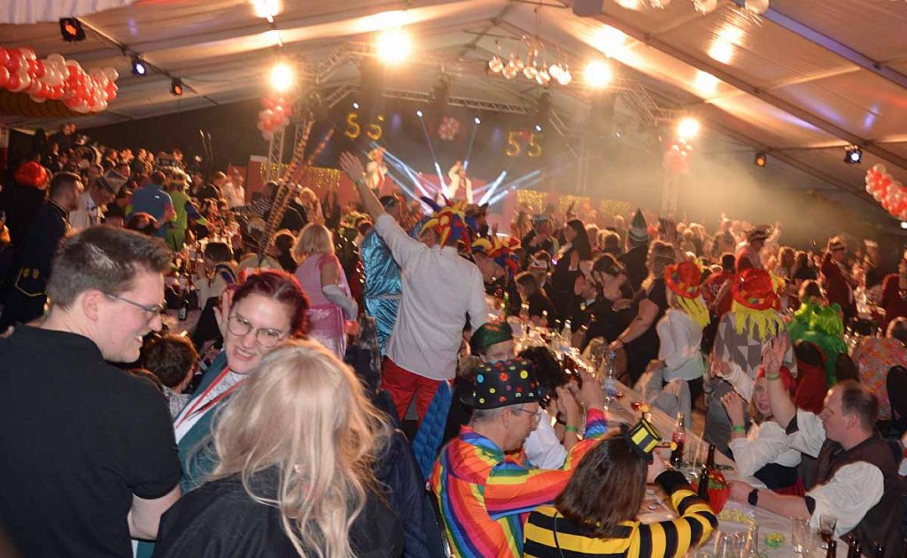 Volles Festzelt beim Jubiläumskarneval in Raesfeld 2025