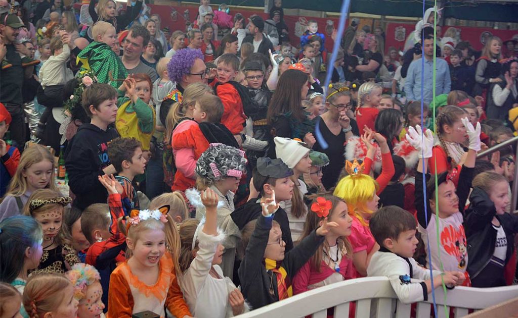 Kleine Gardetänzerin beim Kinderkarneval in Raesfeld vom RCV 2025