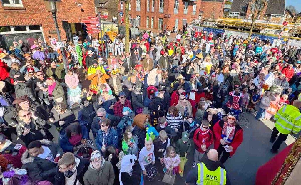 10.000 Besucher beim Rosenmontagsumzug in Raesfeld 2025