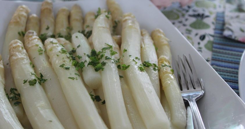 Frischer Spargel in Erle