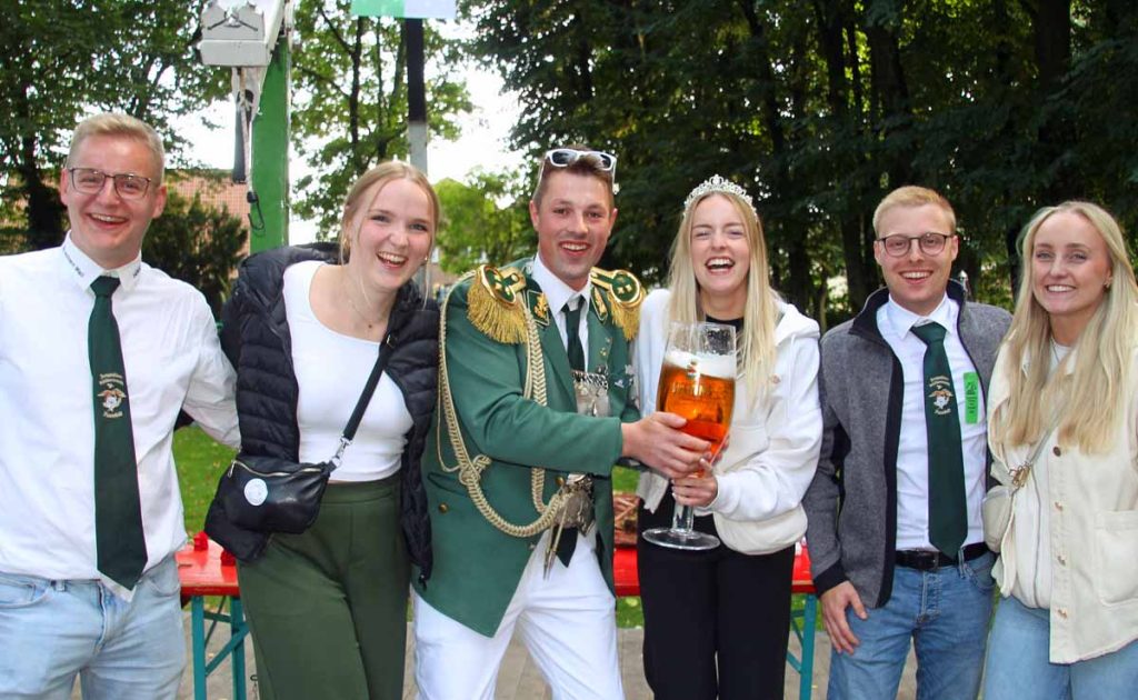 Junggesellenschützen Raesfeld 2024 der Thron mit König Nick Nattefort