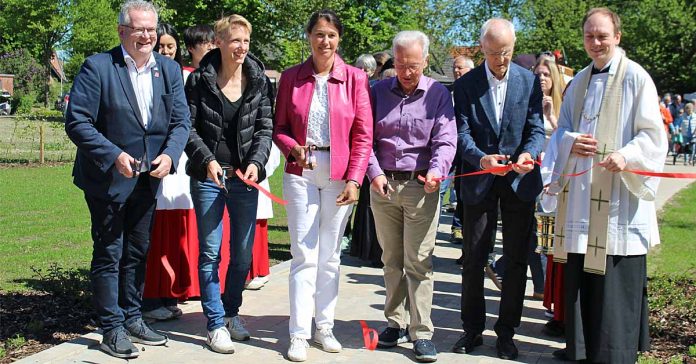 Offizielle Eröffnung Femeichenparkt Erle mit Bürgermeister Martin Tesing und Einsegnung durch Pastor Dr. Fabian Tilling