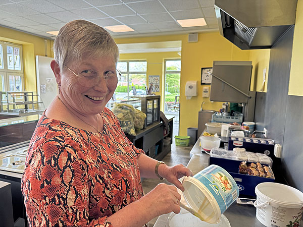 Mechthild Gülker sorgte für den Teig und schälte 60 kg Kartoffeln