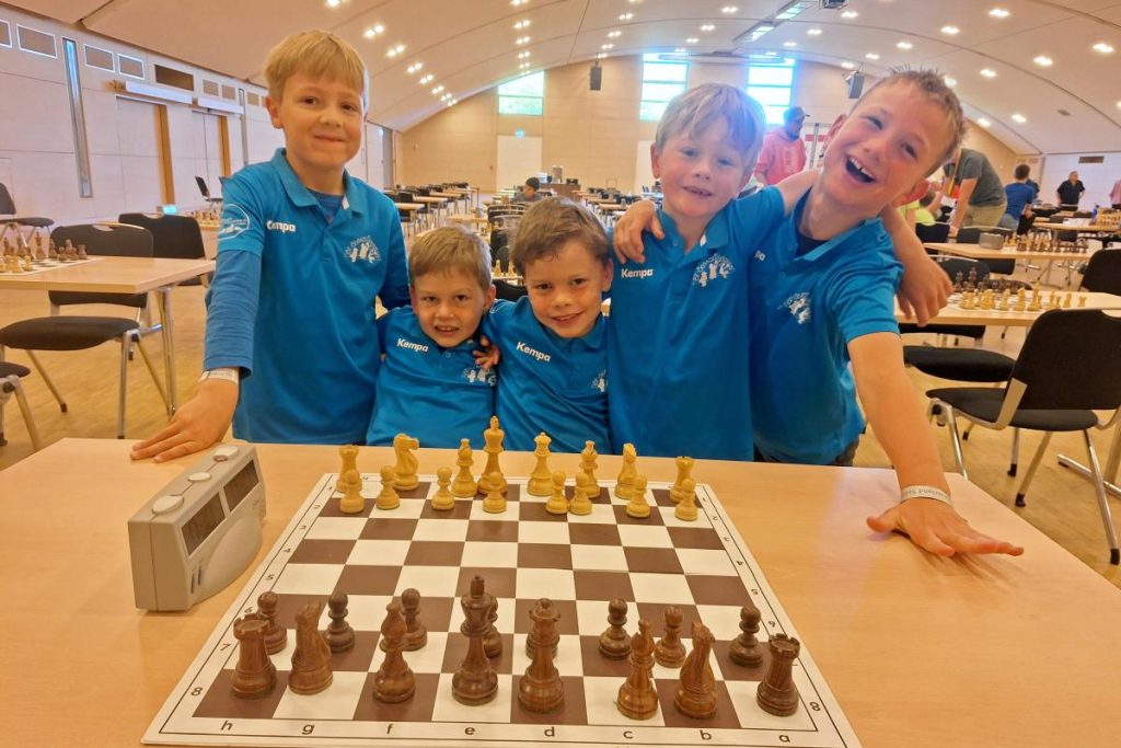 Die Raesfelder Spieler im großen Turniersaal, v.l. Johann, Jonas Mats, Matti, Mattis