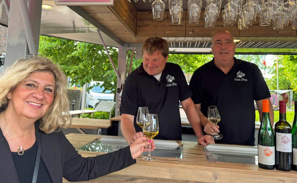 Monatsmarkt in Raesfeld mit Weinstand am Rathaus