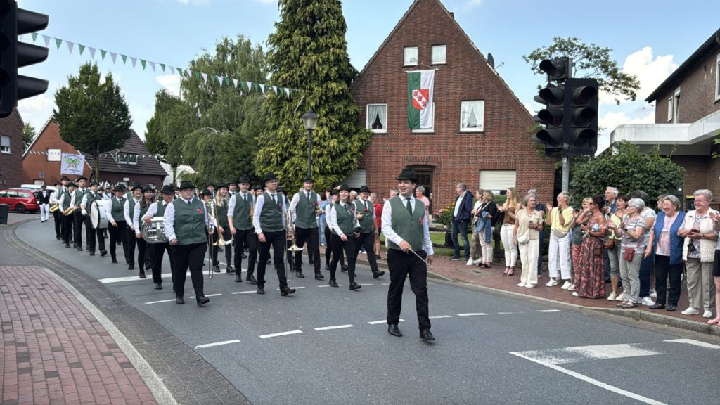 Parade beim Schützenfest Erle mit König Andreas Witte und Elke Mohr