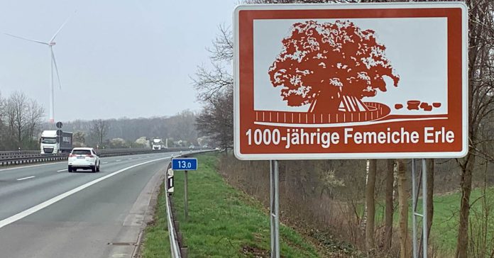 Autobahnschild mit der Erler Femeiche
