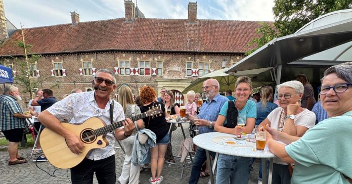 Erstes Konzert von Raesfeld in Sommerlaune 2025 mit Daniel Grillo am Restaurant Schlosskapelle
