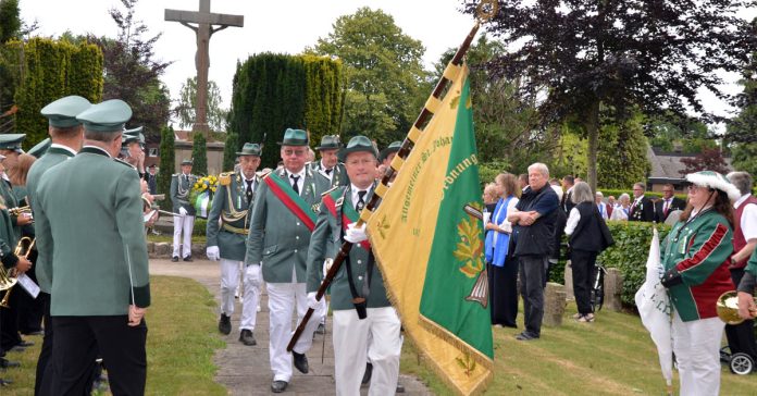 Schützenfest Raesfeld 2025-Ehrung und Kranzniederlegung am Ehrenmal