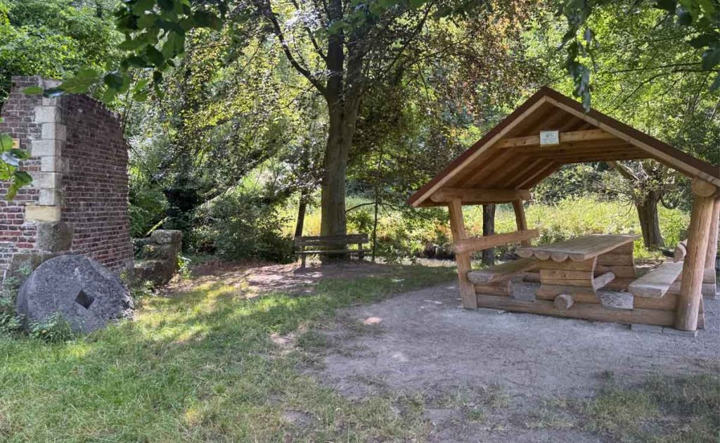 Schutzhütte für Radler und Wanderer am Tiergarten von Schloss Raesfeld