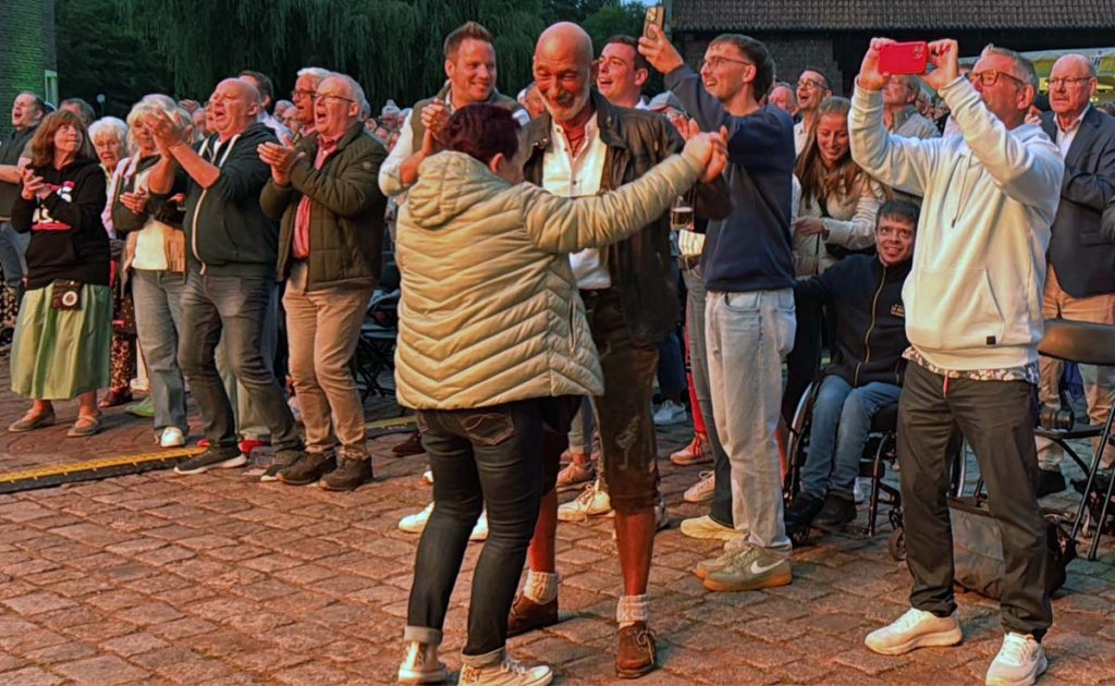 Begeistertes Publikum beim Konzert der Egerländer am Schloss Raesfeld 2025