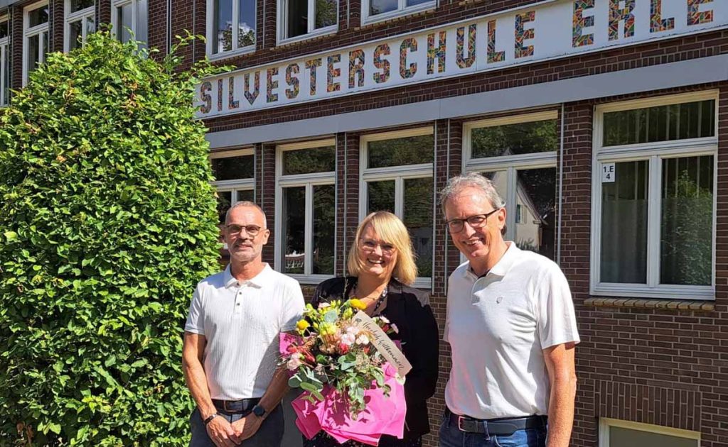 Begrüßung und Blumen für die neue Schulleiterin Sarah Norkowski der Silvesterschule Erle.