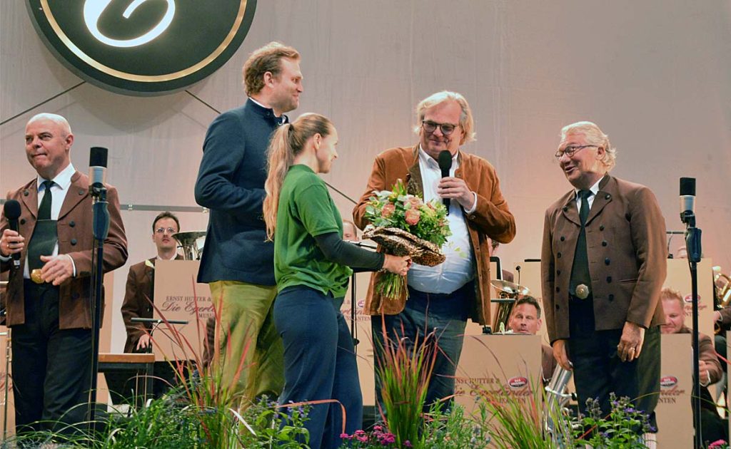 Blumen zum Abschied für Ernst Hutter von den Egerländer