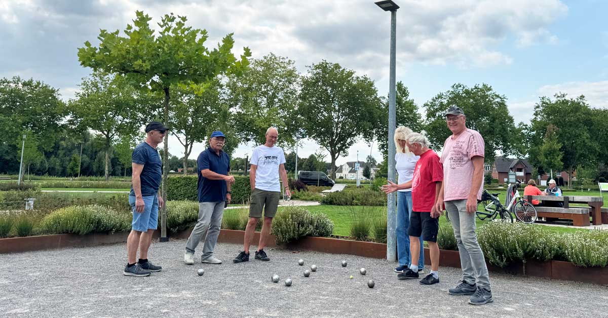 Der Bouleplatz im Bürgerpark Raesfeld ist beliebt und zieht zahlreiche Besucher an.
