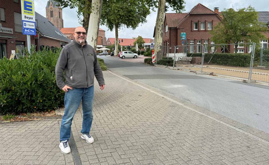 Einfahrt auf Supermarkt-Parkplatz in Erle für LKWs zu eng