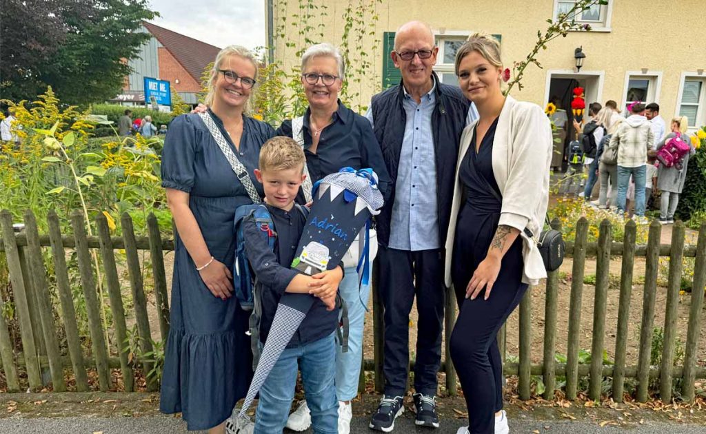 Einschulung in Erle 2025 mit Fotoshooting am Heimathaus.