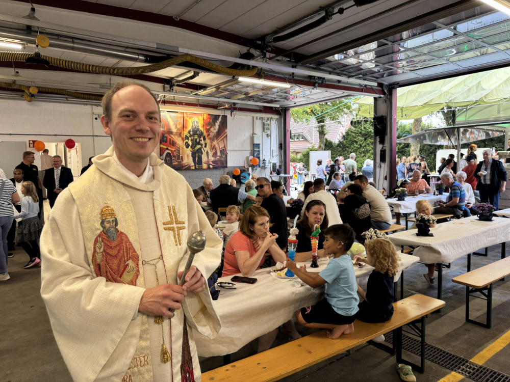 Einsegnung Feuerwehrgeräte  Löschzug Erle durch Pastor Dr. Fabian tilling