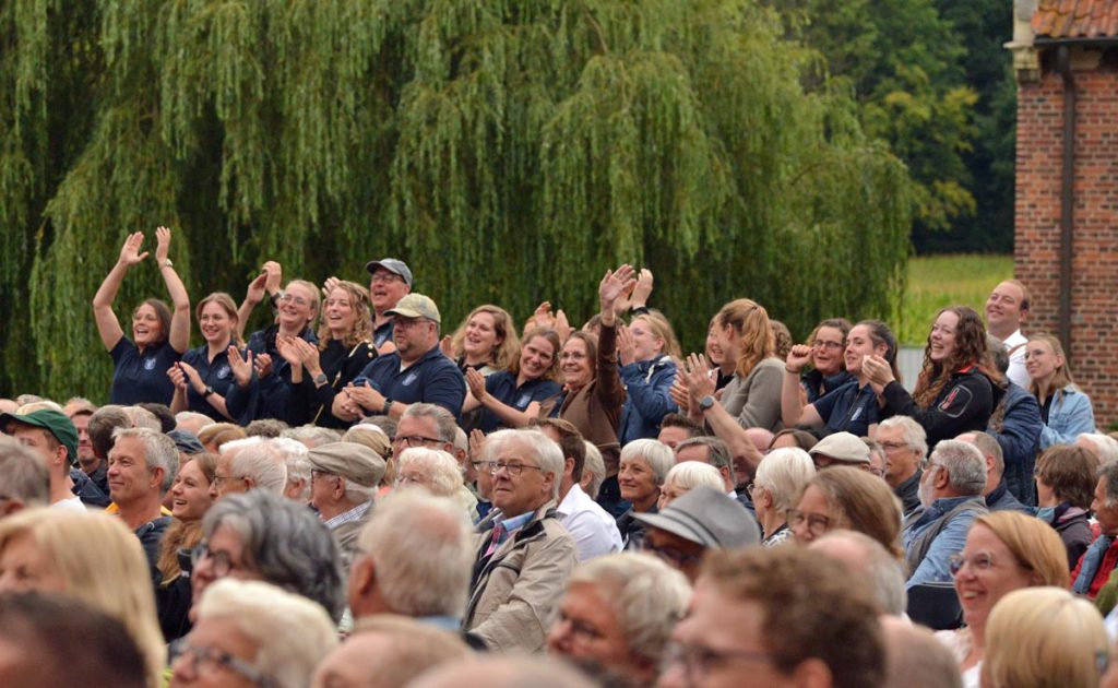 Fans der Egerländer beim Konzert am Schloss Raesfeld 2025